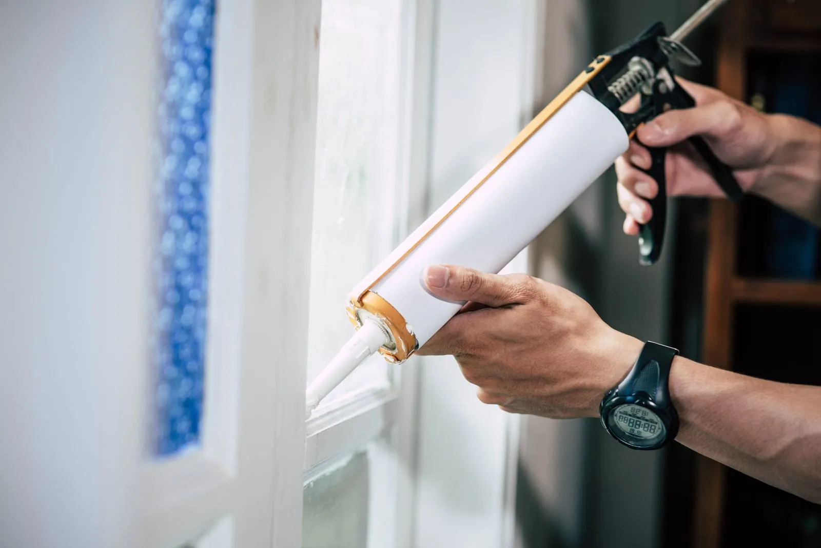 Sealing a window frame with silicone