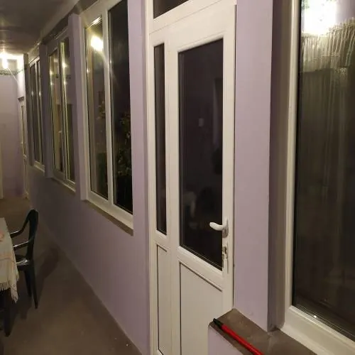 PVC dvere a okná pozdĺž chodby
