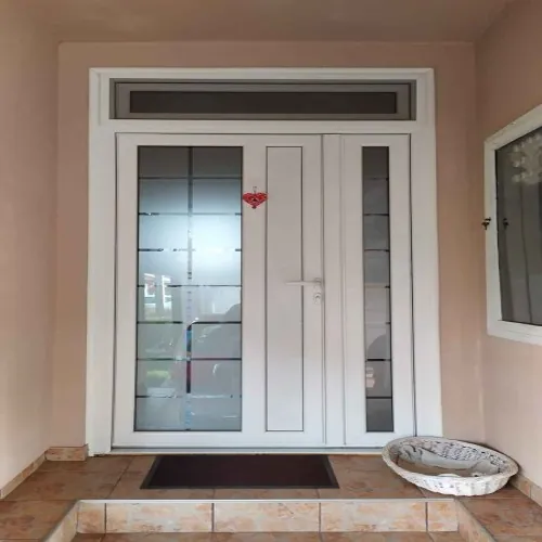 Bela PVC ulazna vrata sa bočnim staklima
